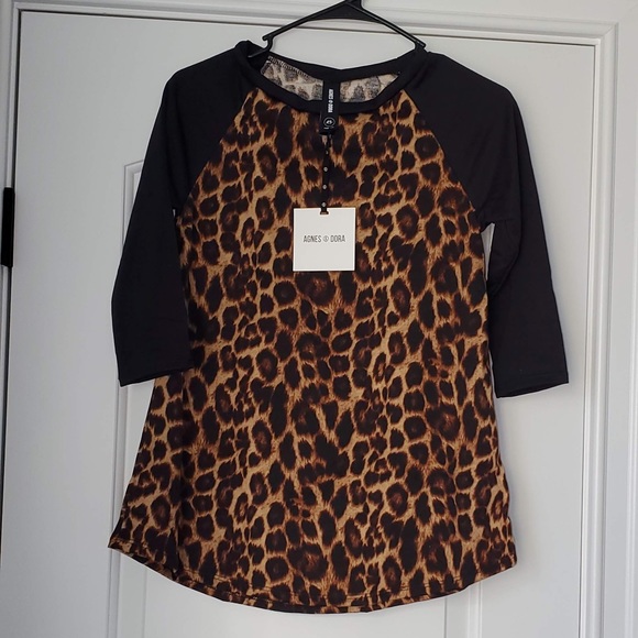 ❄️WINTER SALE❄️ Animal print 3/4 sleeve top - Picture 4 of 6